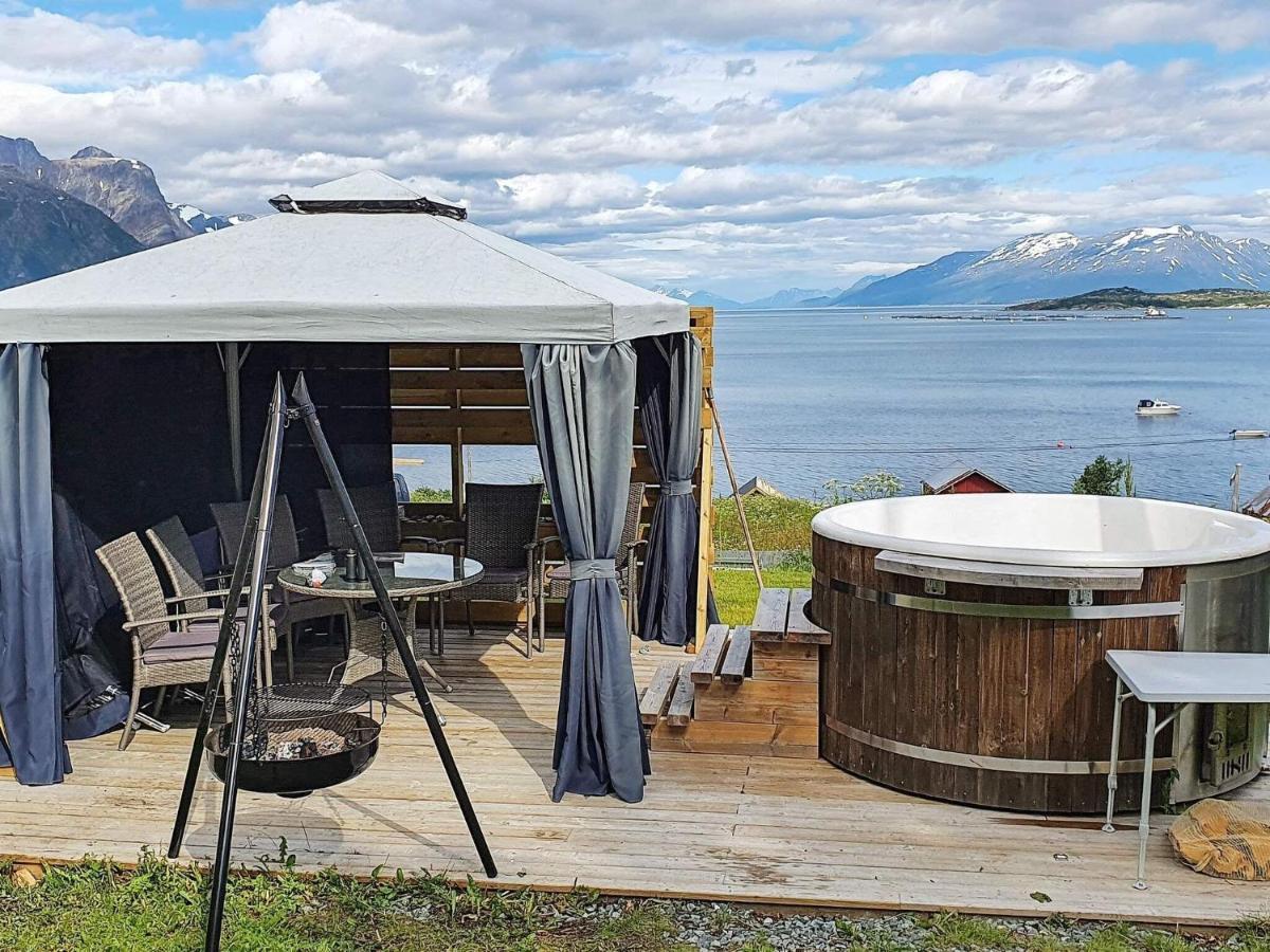 10 Person Holiday Home In Lyngseidet Bagian luar foto